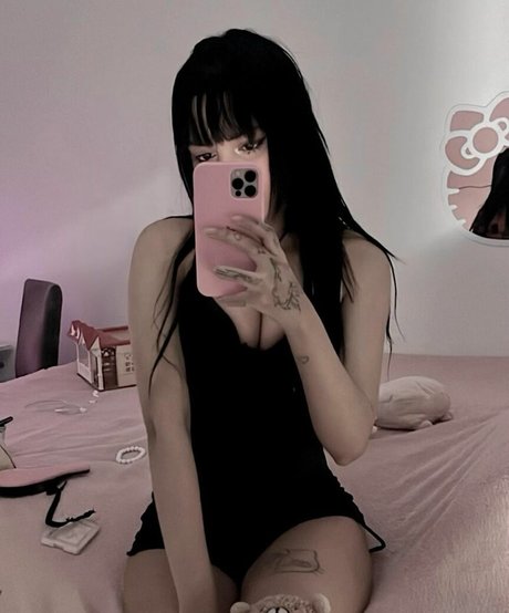 understab pretty model photo