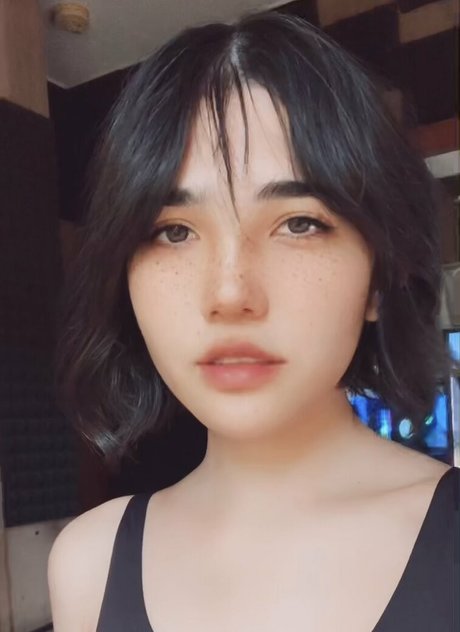 Sanagi Yuzu naked model image