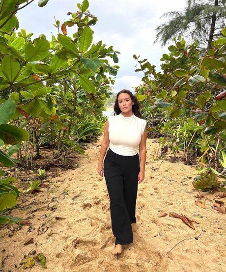 Courtney Jaye model art pics