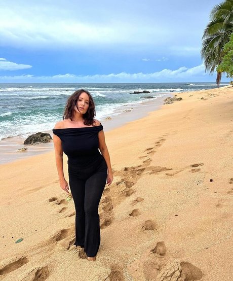 Courtney Jaye star high quality photo