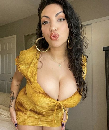 Crueltyfreecurves erotic model img