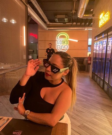 Akaren nudes star image