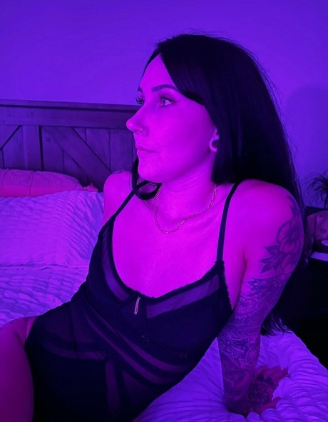 tully banks exclusive model img