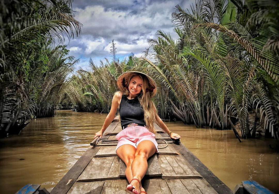 Travelling Explorer sex model pic