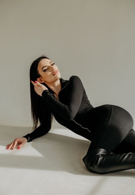 megan brunette top model img