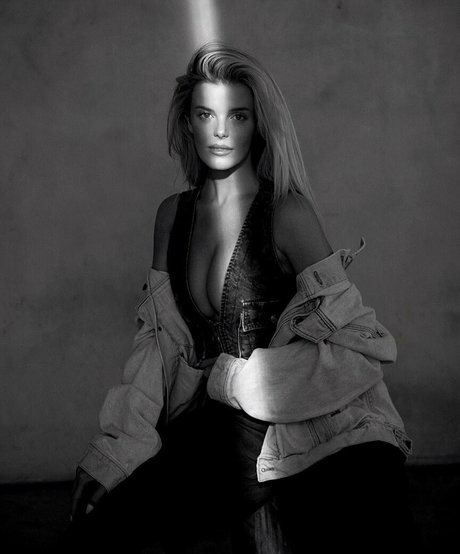 Mckenzie Hewson model art img