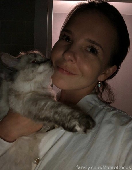 MonroCocos porn actress gallery