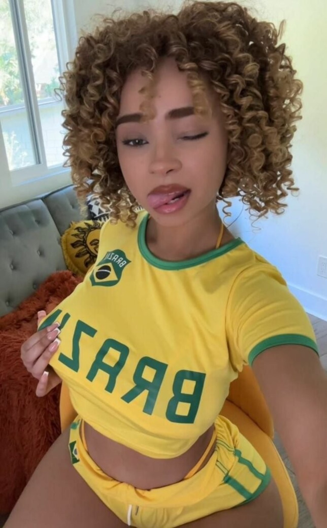 KiaraPeachy hot model pic