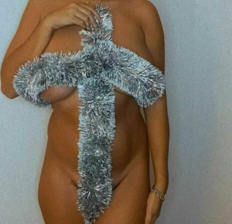 Busty Love pornstar naked pic