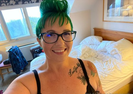 brattytreestar sexy model galleries