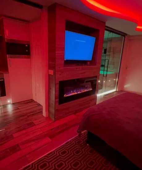 Lily Mcalpine model beautiful images