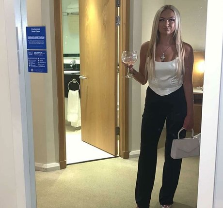 Lily Mcalpine best model pictures