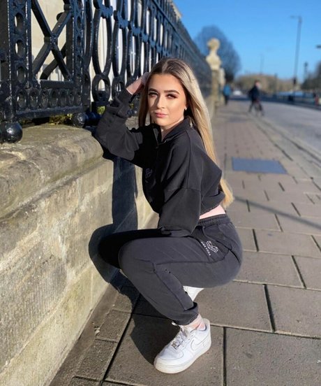 Alex Estelle star naked image