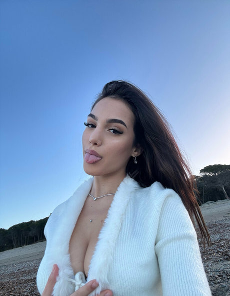 giuliaaloii pornographic model pic