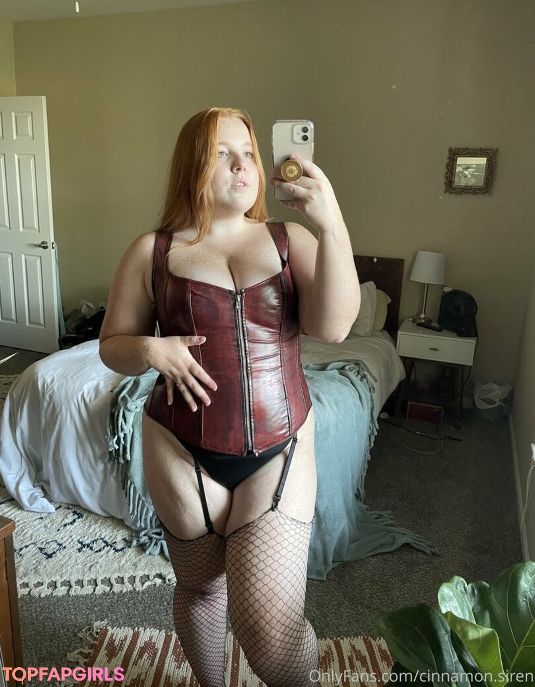 cinnamon siren nude model image