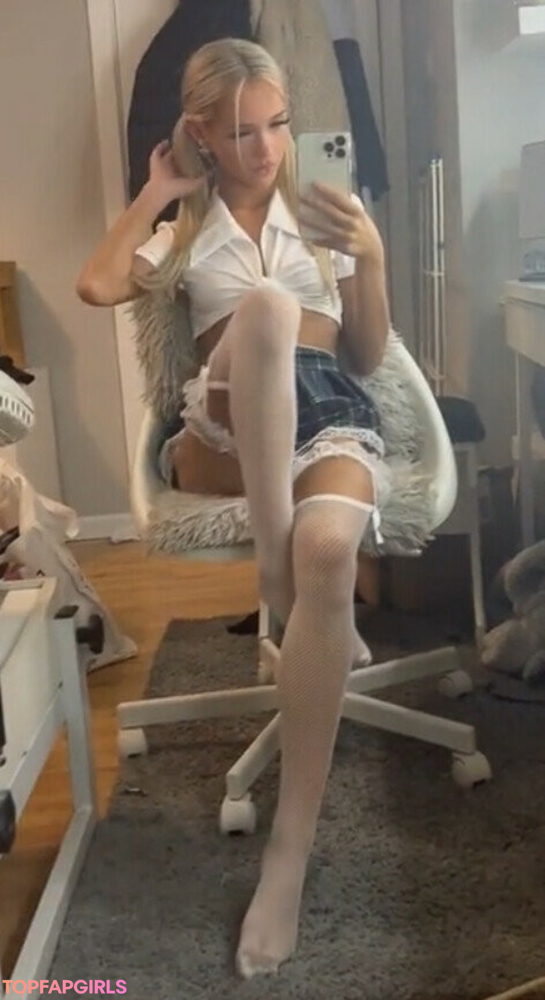 Petitesneakylink porn model pictures
