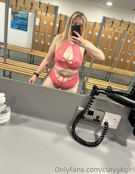 curvykgirl nude model pictures