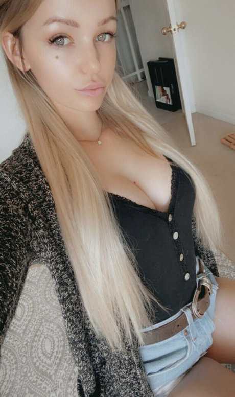 BeccaBangs pornstar nude photos