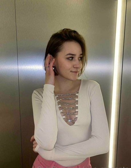 viva magenta art model pics