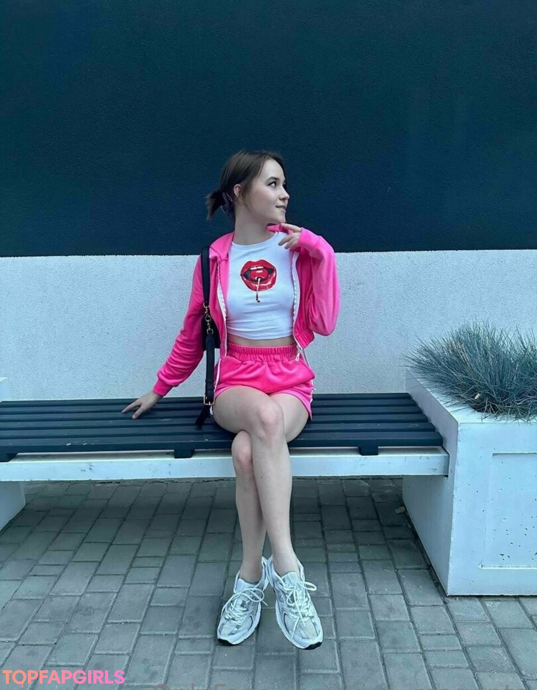 viva magenta art actress image