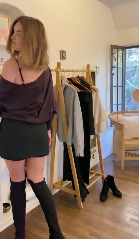 Lili Simmons model erotic picture