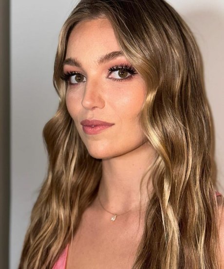 Lili Simmons star naked photo