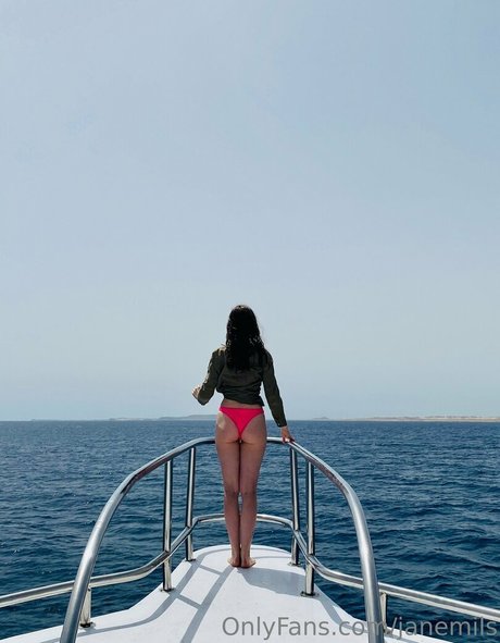 anapuru model nude pic