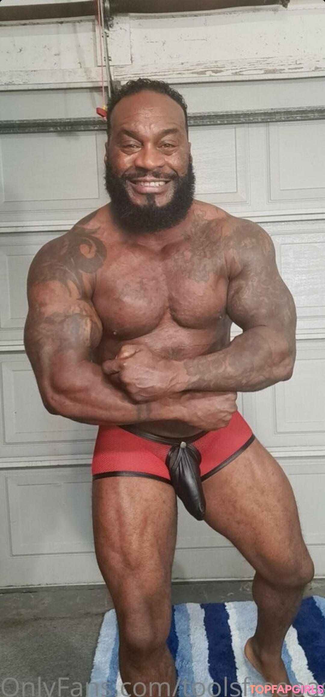 toolsfreepage exclusive model image