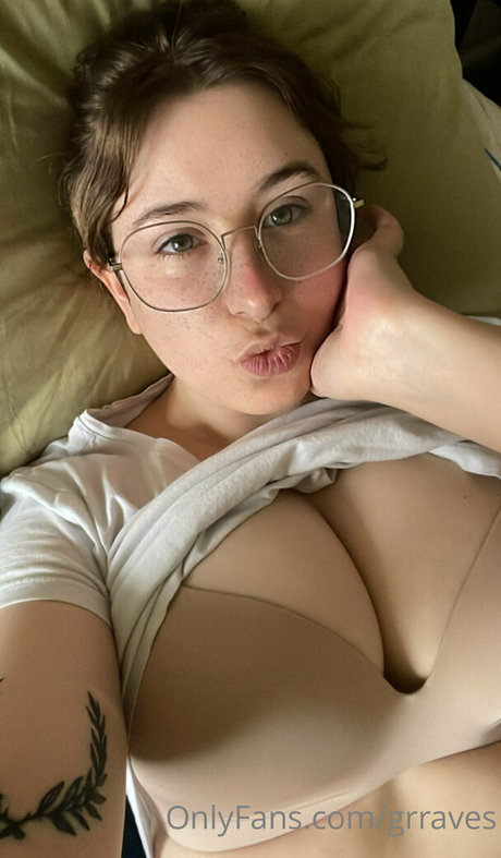 grraves beautiful actress image