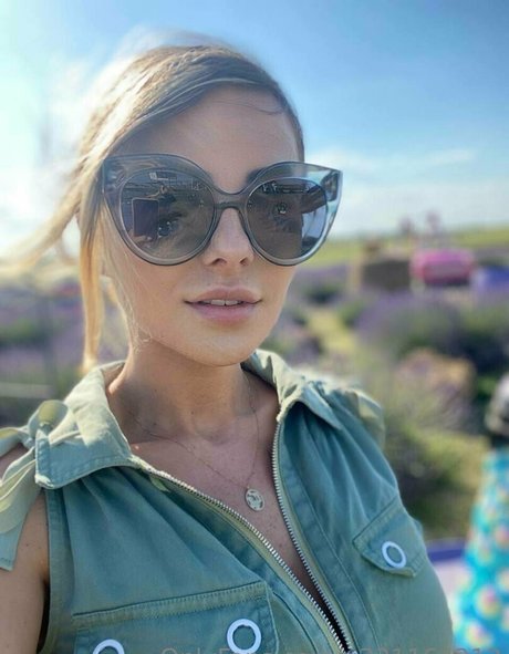 sophie lovelight model photo