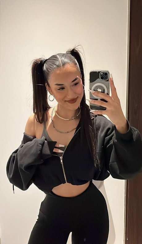 Hale Cabbar nudes star images