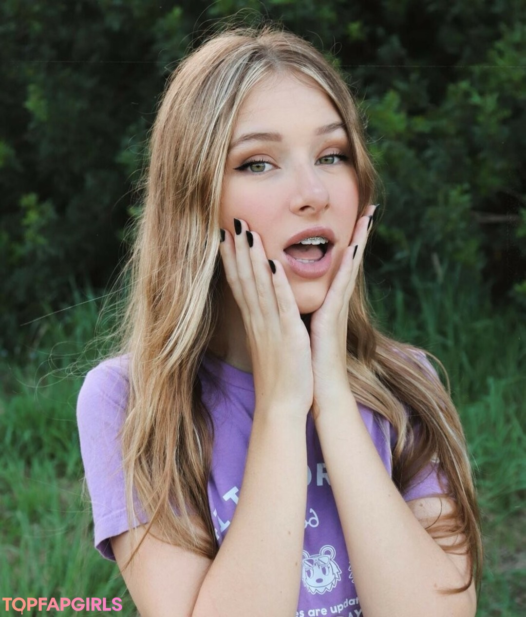 Diddly ASMR star erotic images
