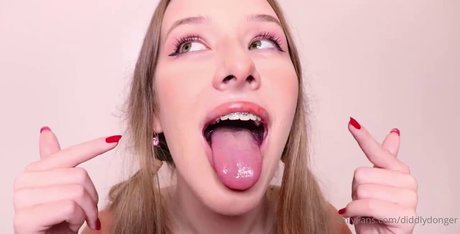 Diddly ASMR pretty actress photos