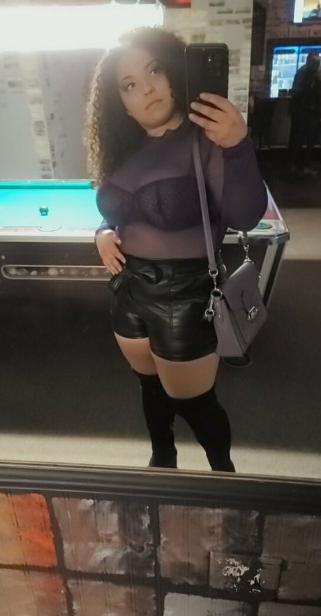 hot lips model top image