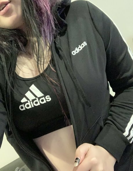 gothiccpeach model adult pic