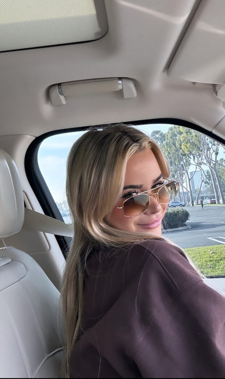 Em1ly El1zabeth xxx pornstar image