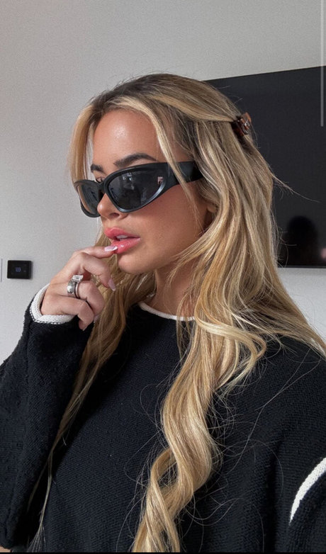 Em1ly El1zabeth model erotic images