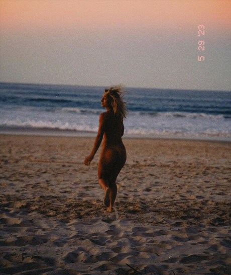 Liddiaa naked model photos