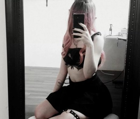 Porcelain Ghoul model hd photo