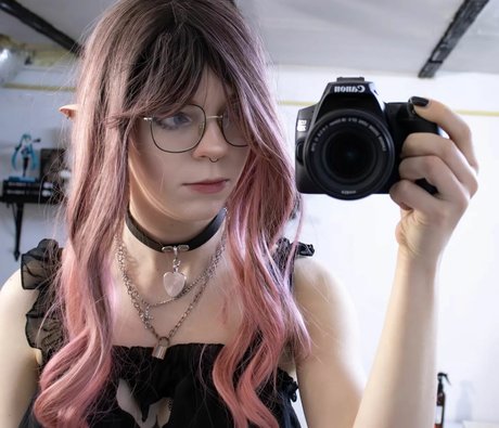 Porcelain Ghoul top profile image