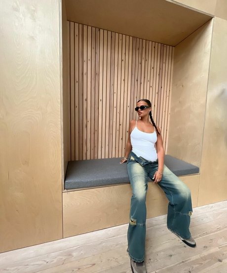 Isabella Evans high quality actress img