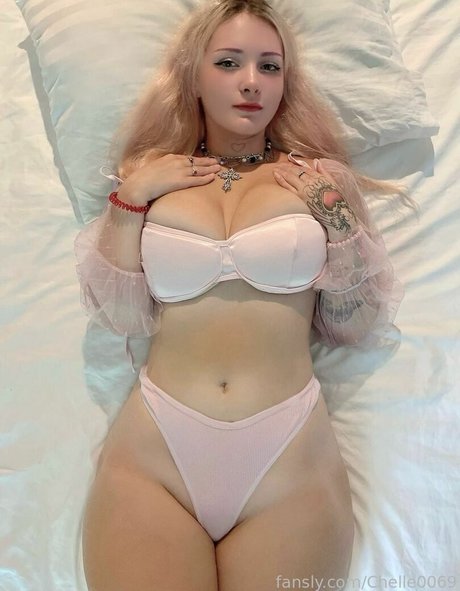 Chelle0069 top profile image