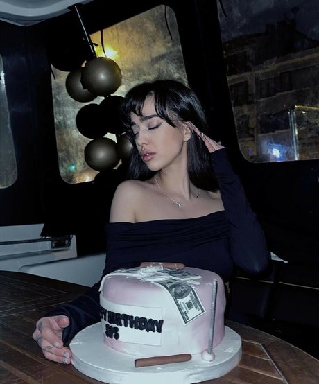 Nurseli Aksoy nude model image