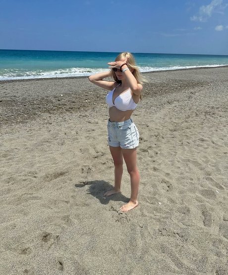 blonde vivi free model picture