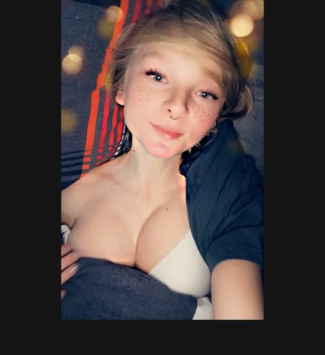 blonde vivi model top picture