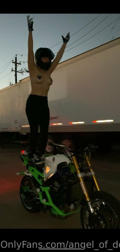 lesbian milf onlyfans top img