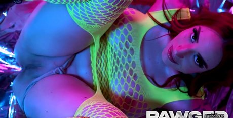 pawgemily hot model img