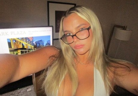 Lola Dubrul erotic pornstar photos