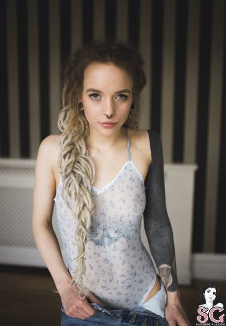 Mundi naked actress gallery