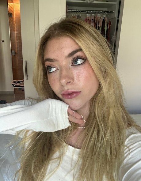 rileymaetwo hot actress pictures